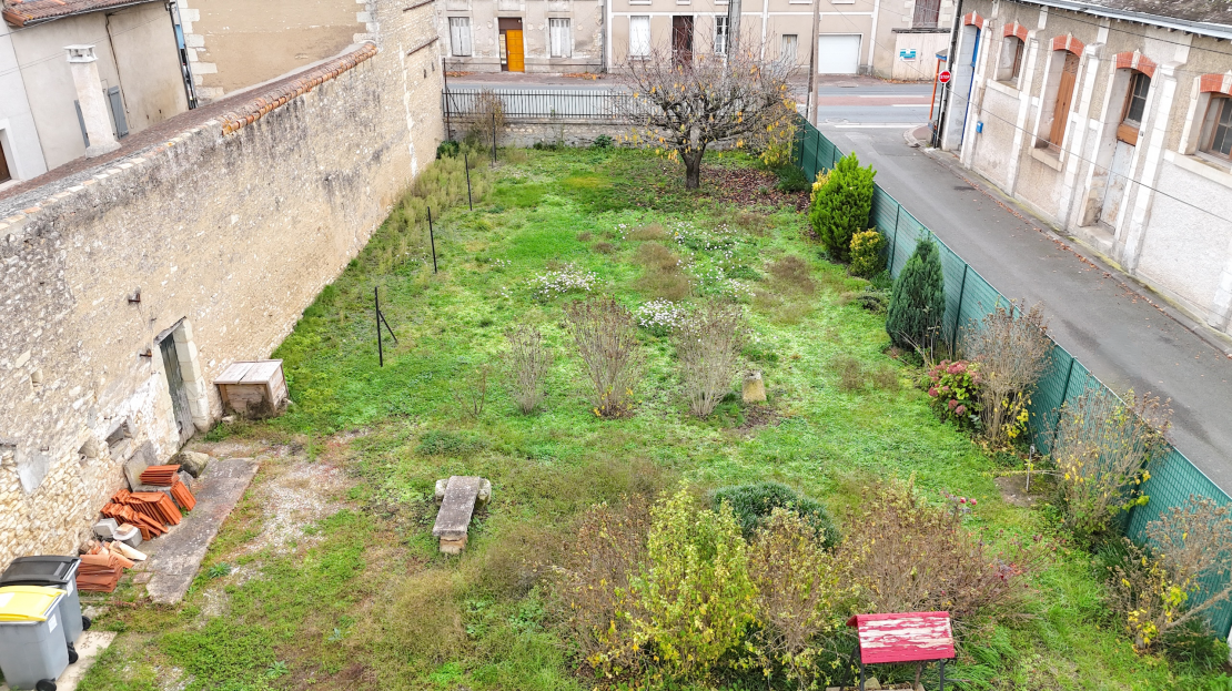 terrain à bâtir d’environ 250 m2 dans le centre-bourg de jaunay-clan · à Valdeblore · 14 990 €